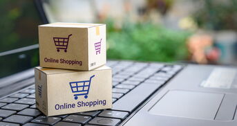 Online Shopping Boxen auf Laptop Tastatur