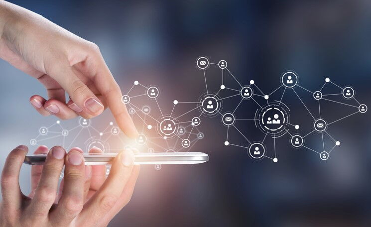 Telefon in der Hand ist verknüpft