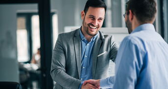 Zwei Businessmänner geben sich die Hände