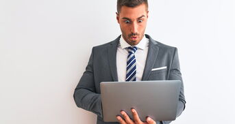 Mann erschrickt vor Laptop