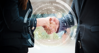 Eine männliche und eine weibliche Person schütteln sich die Hand