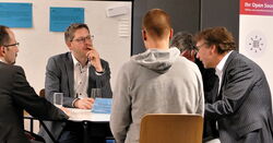 Markus Espenhain leitet die Diskussionsrunde