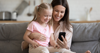 Mutter und Kind am Handy