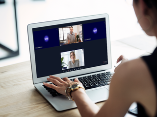 WebConference Header Frau + Laptop