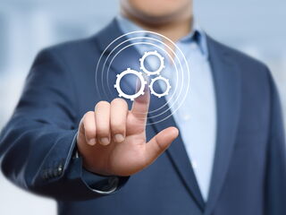 Mann drückt Einstellungen