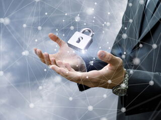 Mann hält Schloss in Händen