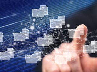 Mann drückt Ordner aus Auswahl