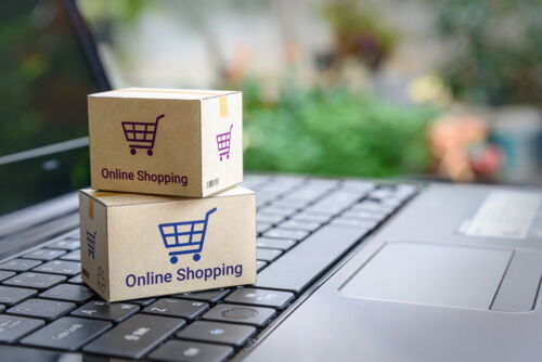 Online Shopping Boxen auf Laptop Tastatur