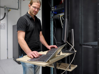 Mitarbeiter im ETES Rechenzentrum