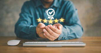 Mann präsentiert Zertifizierung mit Sternen über den Händen