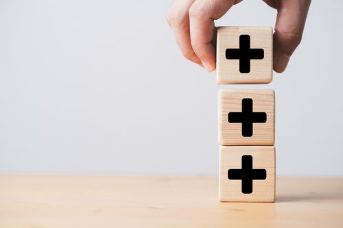 Holzklötze mit Plus stapeln