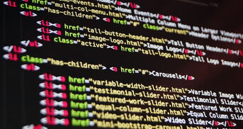 Code auf schwarzem Hintergrund