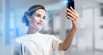 Frau scannt ihr Gesicht