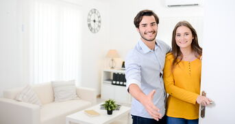 Paar lädt in Wohnung ein