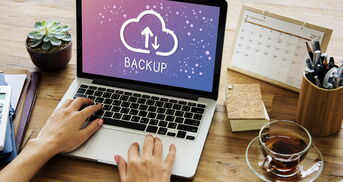 Backup Wort auf einem Laptop