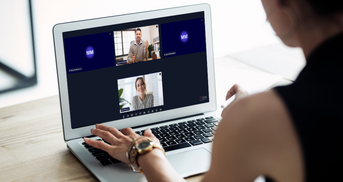 WebConference Header Frau + Laptop