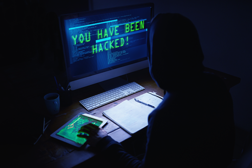 Ein Hacker sitzt vor einem Computer