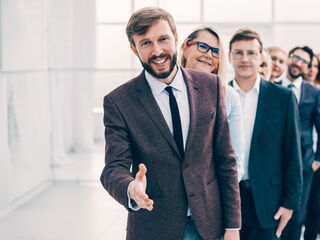 Kollegen in einer Reihe schütteln Hände