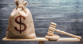 Geldsack auf Waage mit Richterhammer