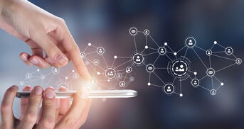 Telefon in der Hand ist verknüpft