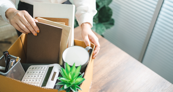 Gekündigte Mitarbeiterin packt ihren Karton