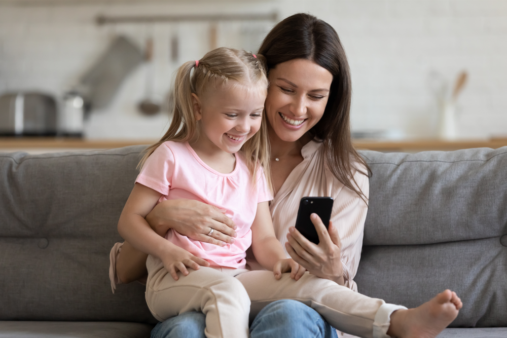 Mutter und Kind am Handy