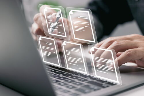 Mann wählt Datei aus