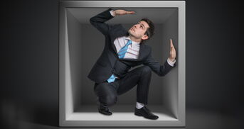 Falle Mann sitzt im Kasten