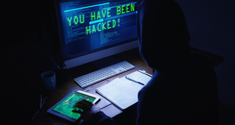 Ein Hacker sitzt vor einem Computer