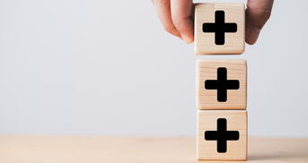 Holzklötze mit Plus stapeln