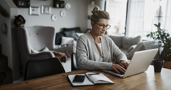 Frau arbeitet im Homeoffice