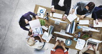 Menschengruppe am Tisch