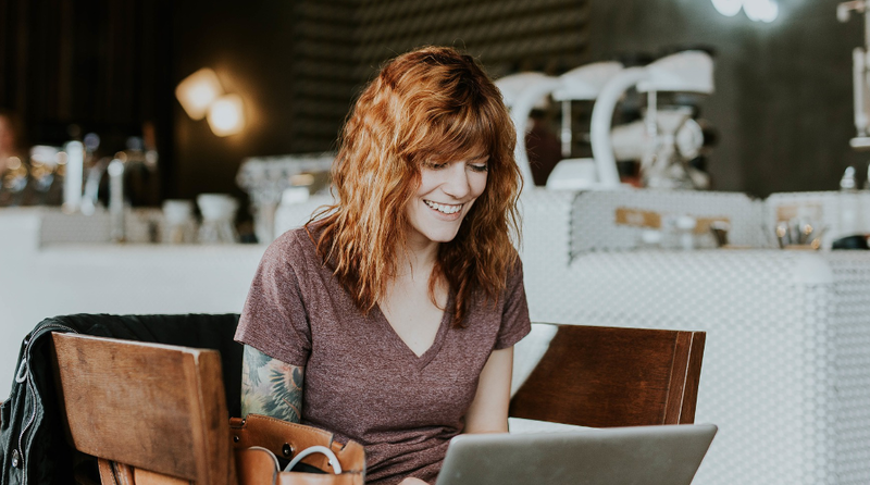 Glueckliche Frau in online-meeting videokonferenz