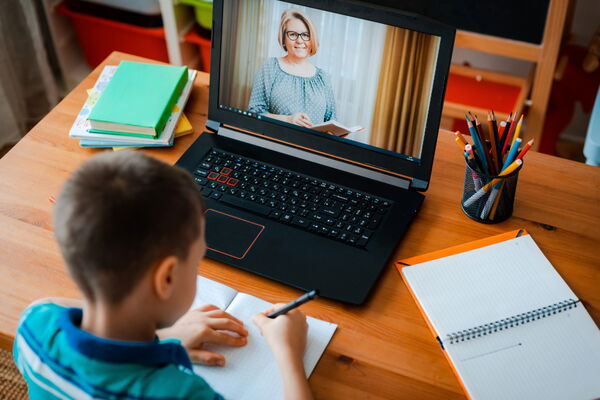 Junge sitzt vor Videokonferenz Unterricht