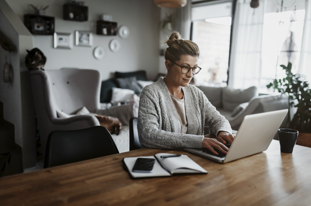 Frau arbeitet im Homeoffice
