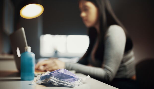 Frau im Homeoffice mit Maske