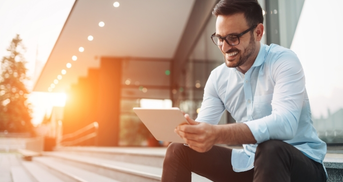 ETES Webconference Header Mann mit Tablet