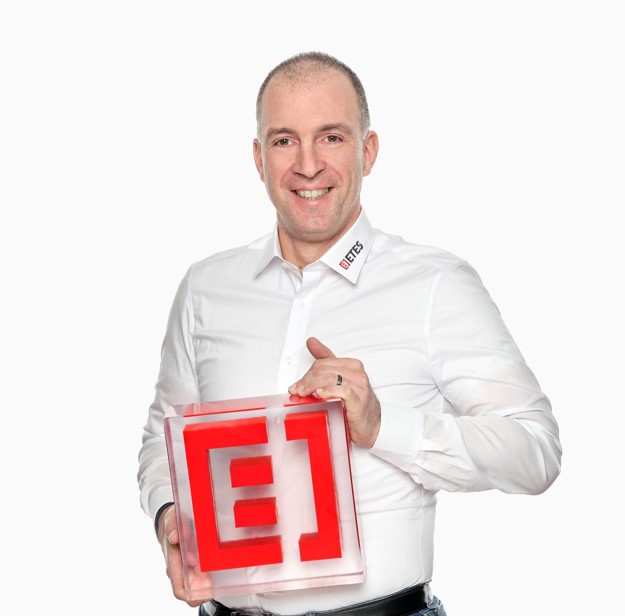 Marco Welter hält ETES Logo